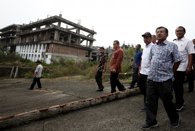 Wakil Presiden Jusuf Kalla meninjau proyek pembangunan Pusat Pelatihan dan Pendidikan Olah raga di Hambalang, Kabupaten Bogor, Jawa Barat, Minggu (4/9). 