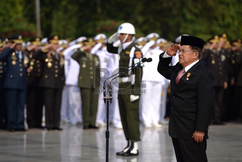 Wakil Presiden Jusuf Kalla menjadi inspektur upacara Hari Pahlawan di Taman Makam Pahlawan Kalibata, Jakarta, Selasa (10/11).   (Republika/Wihdan)