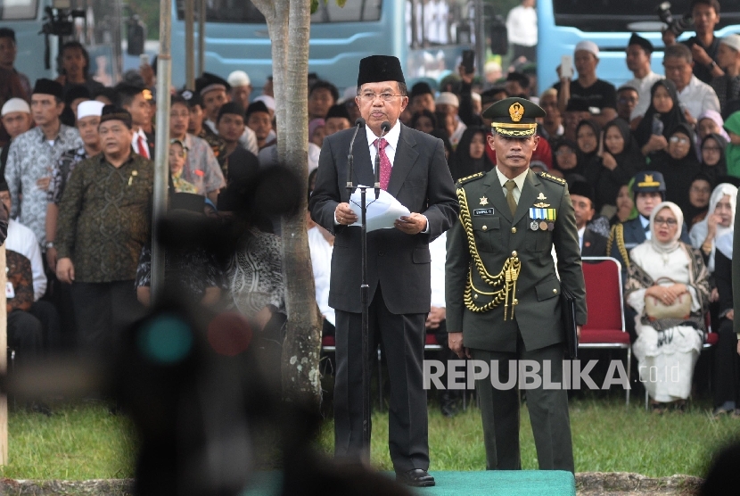 Wakil Presiden Jusuf Kalla menjadi Inspektur Upacara proses pemakaman Almarhum KH. Hasyim Muzadi di komplek Pondok Pesantren Al-Hikam, Depok, Jabar, Kamis (16/3). 