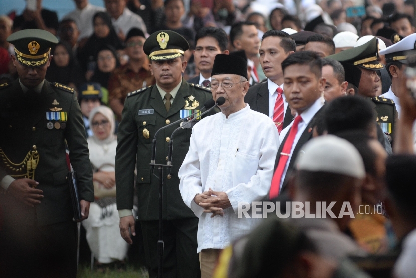 Wakil Presiden Jusuf Kalla menjadi Inspektur Upacara proses pemakaman Almarhum KH. Hasyim Muzadi di komplek Pondok Pesantren Al-Hikam, Depok, Jabar, Kamis (16/3)