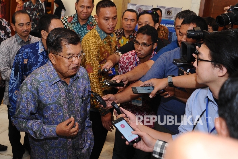 Wakil Presiden Jusuf Kalla menjawab pertanyaan media usai membuka Seminar Breakfast Meeting Masa Depan Ekonomi Indonesia, Jakarta, Kamis (8\12).