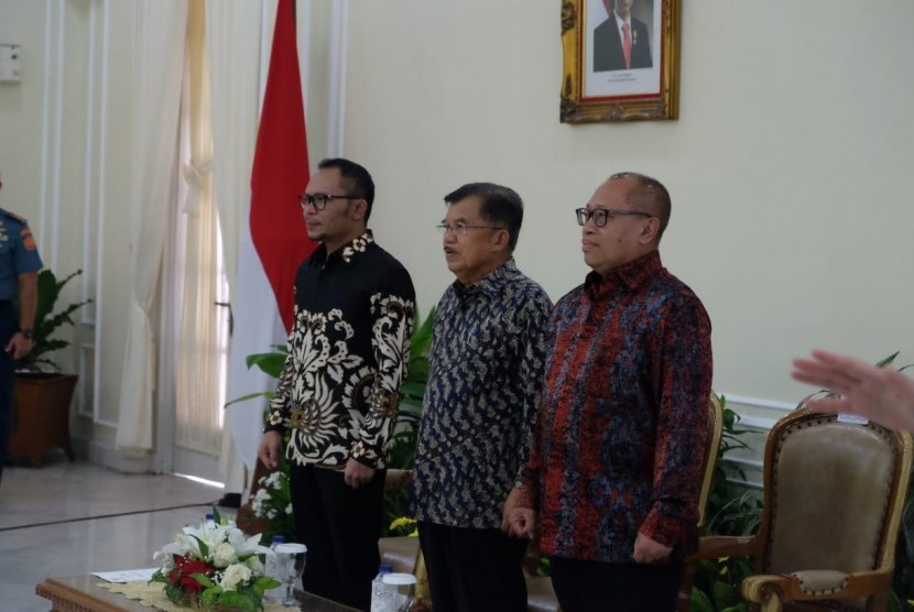 Wakil Presiden Jusuf Kalla, Menteri Ketenagakerjaan RI, Hanif Dhakiri dan Direktur Utama BPJS Ketenagakerjaan, Agus susanto menyerahkan penghargaan Paritarna Award kepada pemenang.