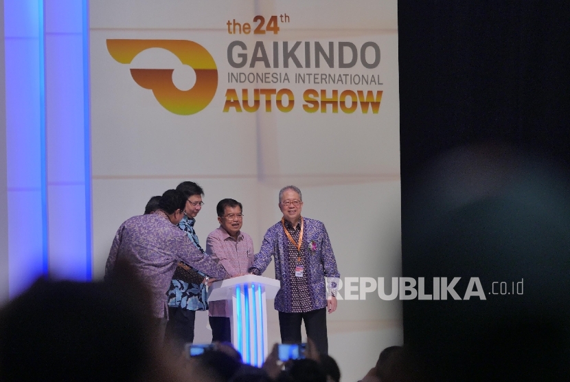 Wakil Presiden Jusuf Kalla, Menteri Perindustrian menekan tombol sirine sebagai tanda peresmian Gaikindo Indonesia International Autoshow 2016 di Tangerang, Banten, Kamis (11/8).
