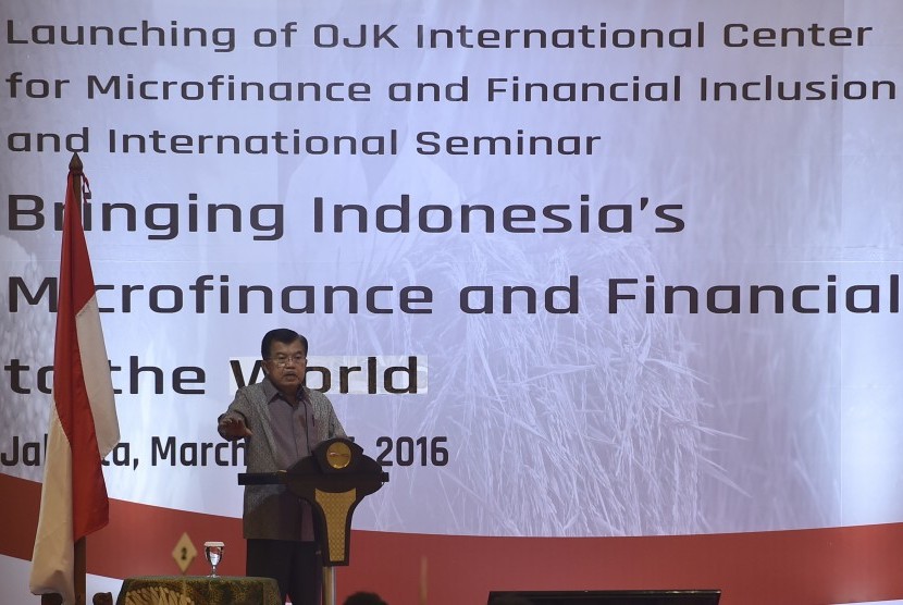 Wakil Presiden Jusuf Kalla menyampaikan arahan saat peluncuran Pusat Pengembangan Keuangan Mikro dan Inklusi di Jakarta, Selasa (15/3).