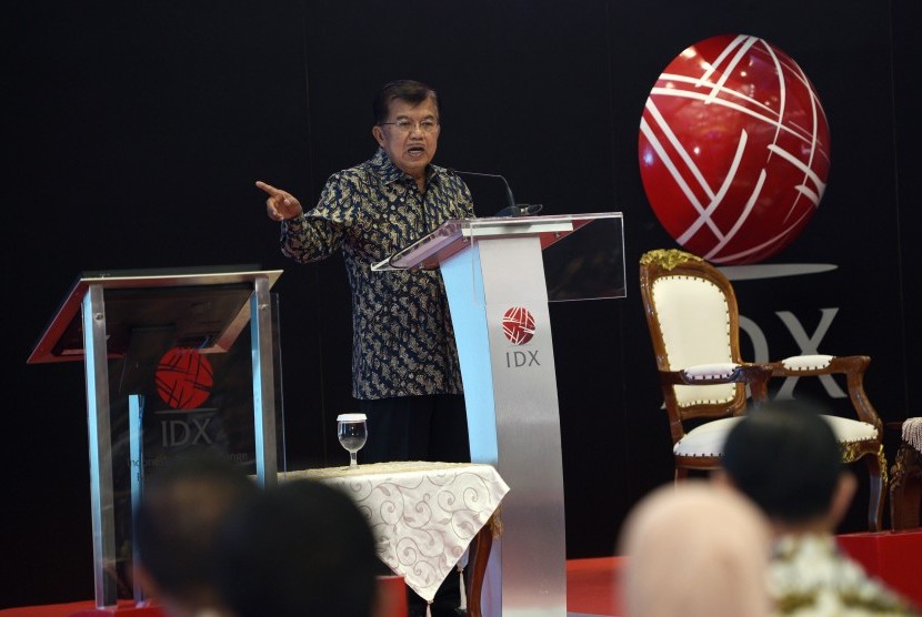 Wakil Presiden Jusuf Kalla menyampaikan pengarahan seusai membuka perdagangan saham hari pertama 2017 di BEI, Jakarta, Selasa (3/1).