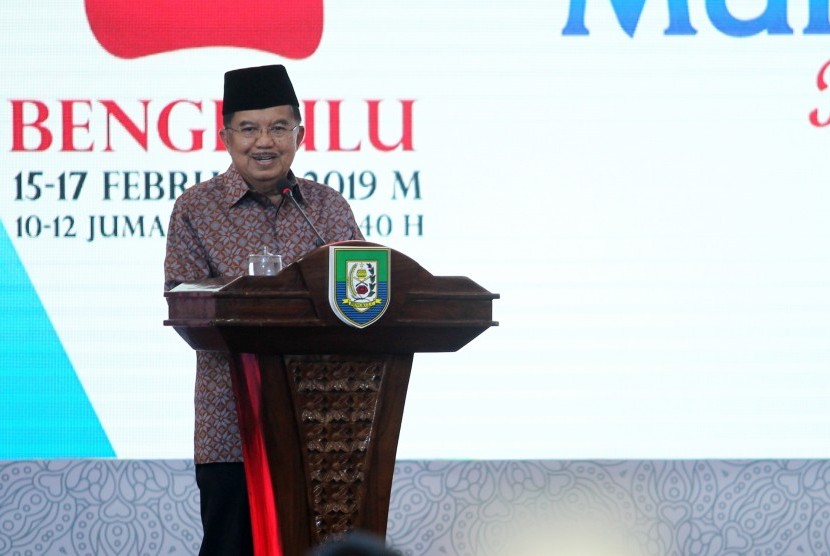 Wakil Presiden Jusuf Kalla menyampaikan pidato saat penutupan Tanwir Muhammadiyah di Balai Semarak Bengkulu, Ahad (17/2/2019).