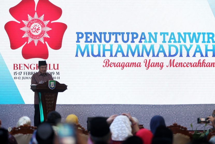 Vice President Jusuf Kalla delivers his speech at the closing of Muhammadiyah Tanwir (meeting) 2019 at the Bengkulu Governor's Mansion on Sunday.