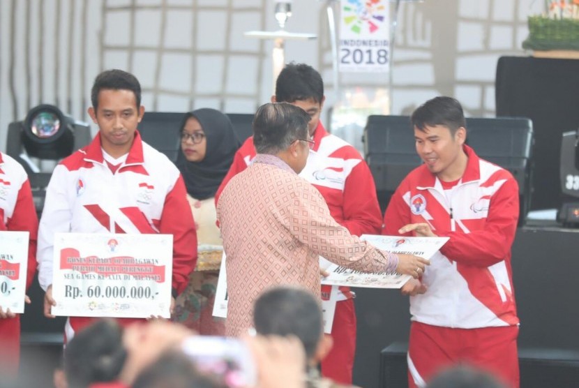 Wakil Presiden Jusuf Kalla menyerahkan bonus kepada atlet yang meraih medali pada ajang SEA Games 2017, Jumat (6/10). Kalla juga memastikan bonus untuk peraih medali SEA Games dan ASEAN Para Games 2017 sudah cair.
