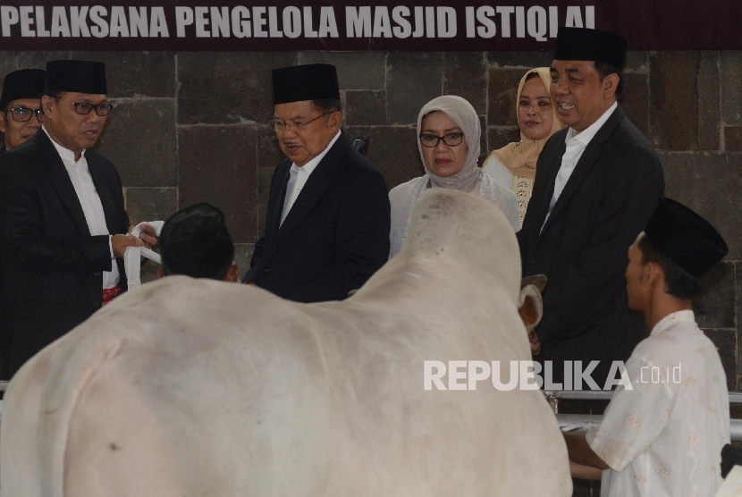  Wakil Presiden Jusuf Kalla menyerahkan dua ekor sapi kepada pengurus Masjid Istiqlal seusai sholat Idul Adha, Jakarta, Jumat (1/9). 