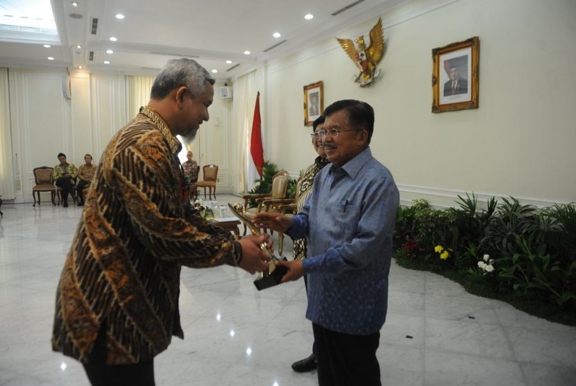 Wakil Presiden Jusuf Kalla menyerahkan penghargaan Proper Emas kepada Danone Aqua yang diwakili Water Resources, Nature & Process Technology Director Danone Aqua, Azwar Satrya Muhammad, Senin (18/12).