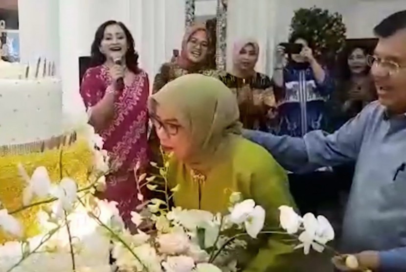 Wakil Presiden Jusuf Kalla merayakan hari ulang tahun sang istri, Mufidah Jusuf Kalla ke-76.