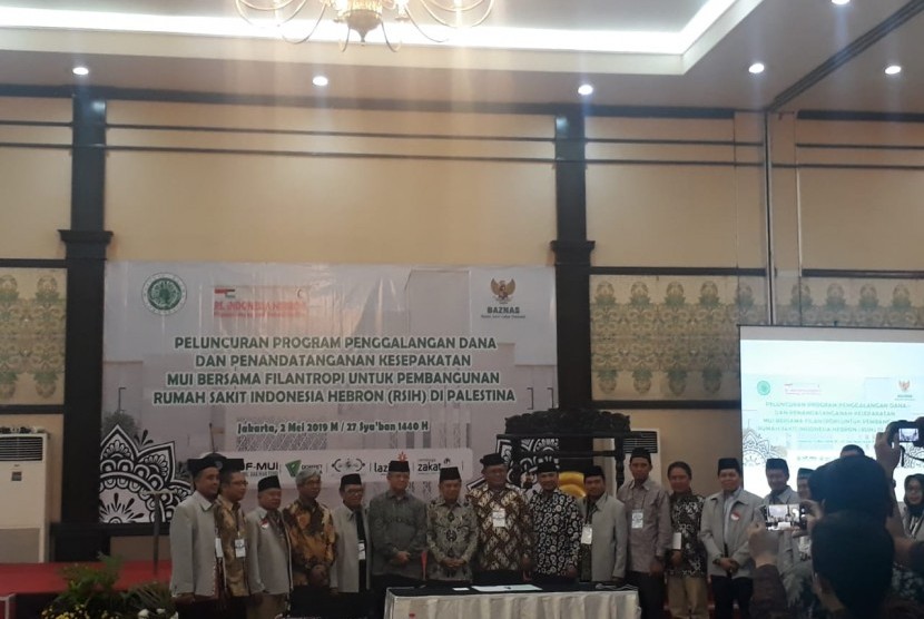 Wakil Presiden Jusuf Kalla meresmikan program penggalangan dana untuk pembangunan Rumah Sakit Indonesia Hebron (RSIH) Palestina, di Ballroom Hotel Grand Cempaka, Jakarta, Kamis (2/5).