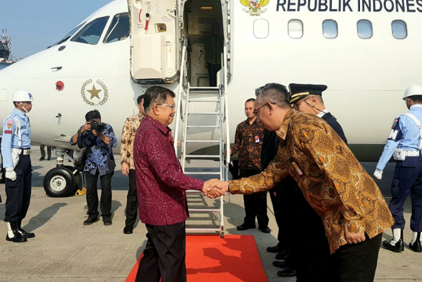 Wakil Presiden Jusuf Kalla pagi ini bertolak ke Bali untuk menghadiri Pembukaan Kongres V Partai Demokrasi Indonesia Perjuangan (PDI Perjuangan) di Inna Bali Beach Resort, Denpasar, Bali, Kamis (8/8)  