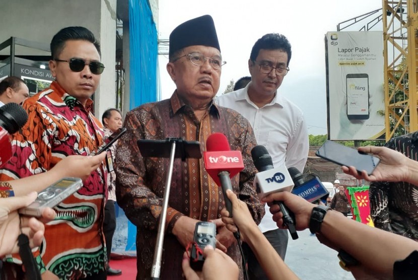 Wakil Presiden Jusuf Kalla saat  diwawancarai wartawan di Gedung Dewan Masjid Indonesia (DMI) di Matraman, Jakarta, Kamis (10/10).