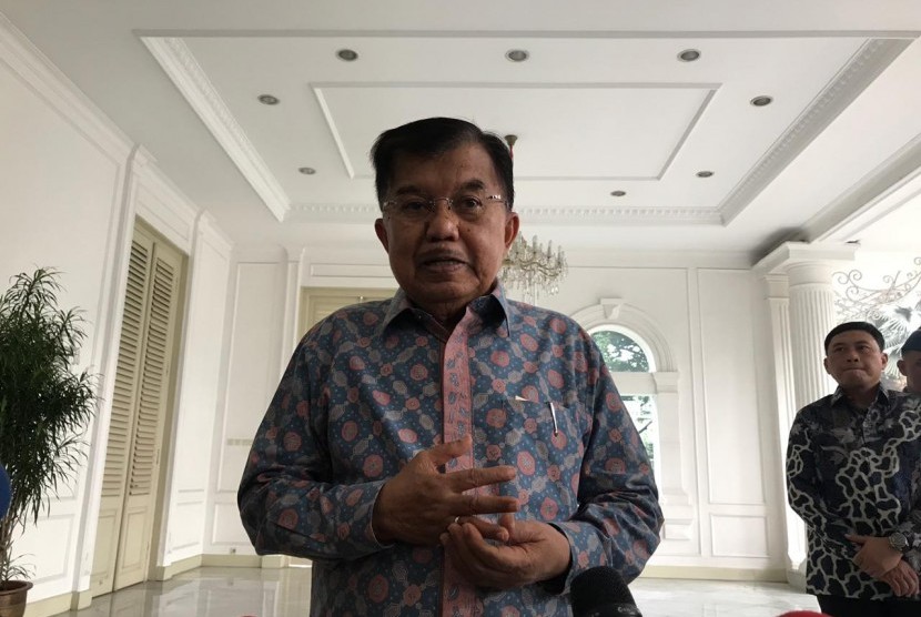 Wakil Presiden Jusuf Kalla saat diwawancarai wartawan di Istana Wakil Presiden, Jalan Medan Merdeka Selatan, Jakarta, Selasa (30/4).