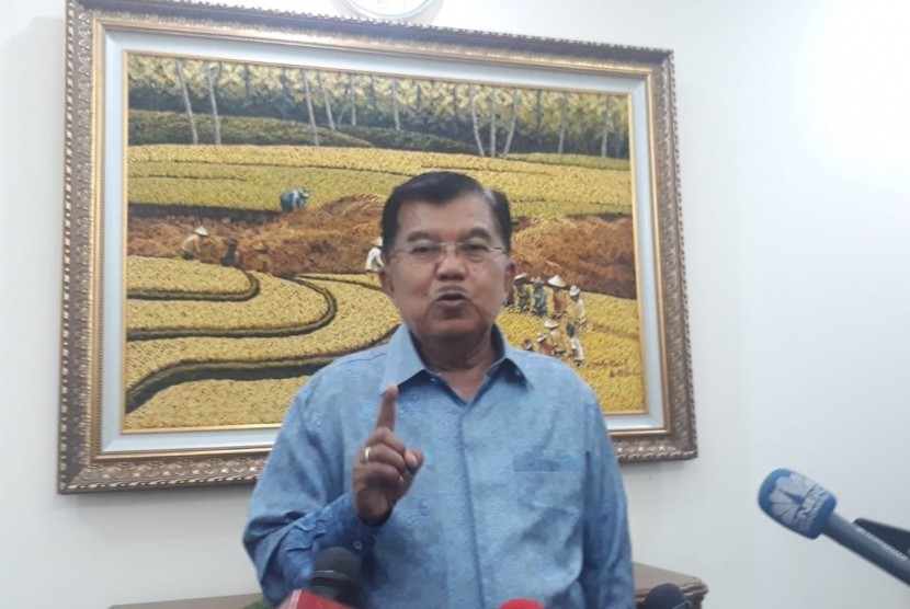 Wakil Presiden Jusuf Kalla saat diwawancarai wartawan di Kantor Wakil Presiden, Jalan Medan Merdeka Utara, Jakarta, Selasa (12/2).