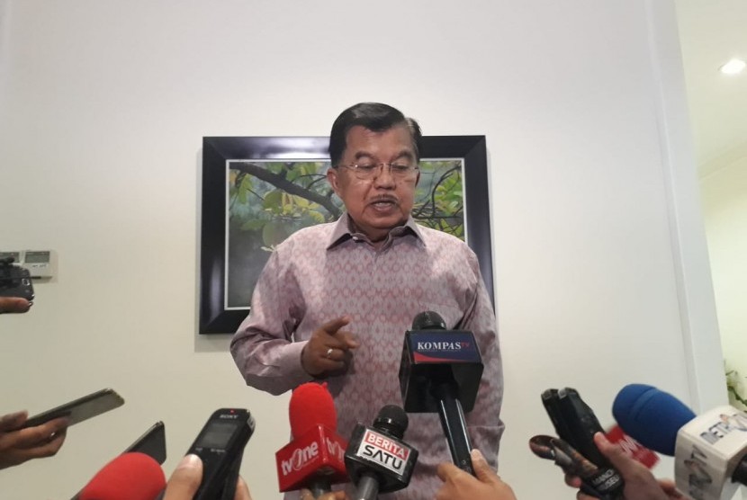 Wakil Presiden Jusuf Kalla saat diwawancarai wartawan di Kantor Wakil Presiden, Jalan Medan Merdeka Utara, Jakarta, Selasa (19/2).