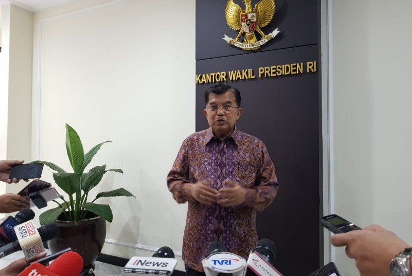 Wakil Presiden Jusuf Kalla saat diwawancarai wartawan di Kantor Wakil Presiden, Jalan Medan Merdeka Utara, Jakarta, Selasa (12/3).