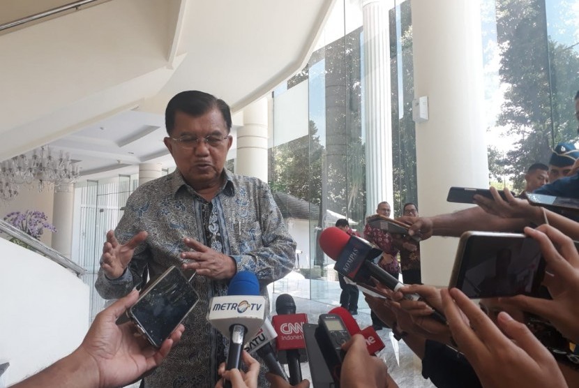 Wakil Presiden Jusuf Kalla saat diwawancarai wartawan di Kantor Wakil Presiden, Jakarta, Selasa (26/3).