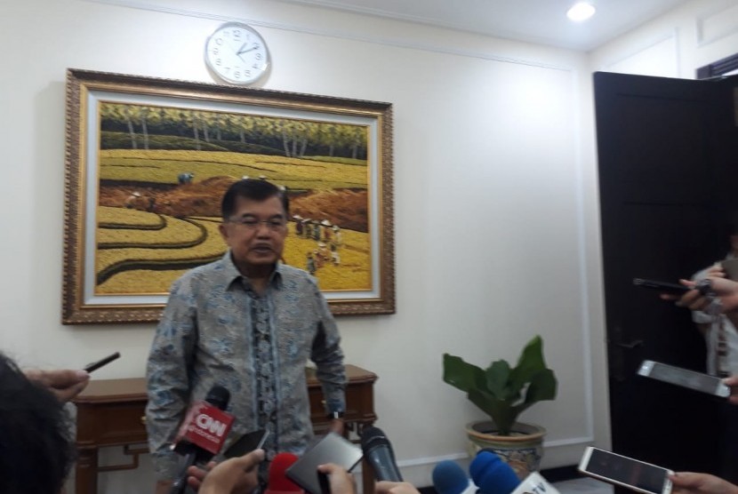 Wakil Presiden Jusuf Kalla saat diwawancarai wartawan di Kantor Wakil Presiden, Jakarta, Selasa (21/5).