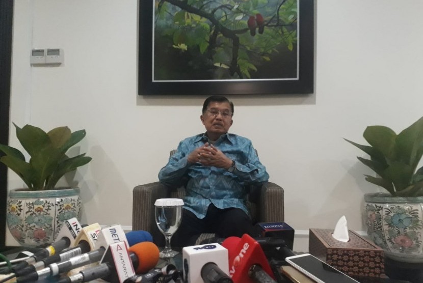 Wakil Presiden Jusuf Kalla saat diwawancarai wartawan di Kantor Wakil Presiden, Jakarta, Selasa (2/7).