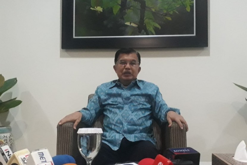 Wakil Presiden Jusuf Kalla saat diwawancarai wartawan di Kantor Wakil Presiden, Jakarta, Selasa (2/7).