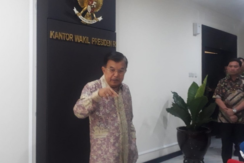 Wakil Presiden Jusuf Kalla saat diwawancarai wartawan di Kantor Wakil Presiden, Jakarta, Rabu (10/7).