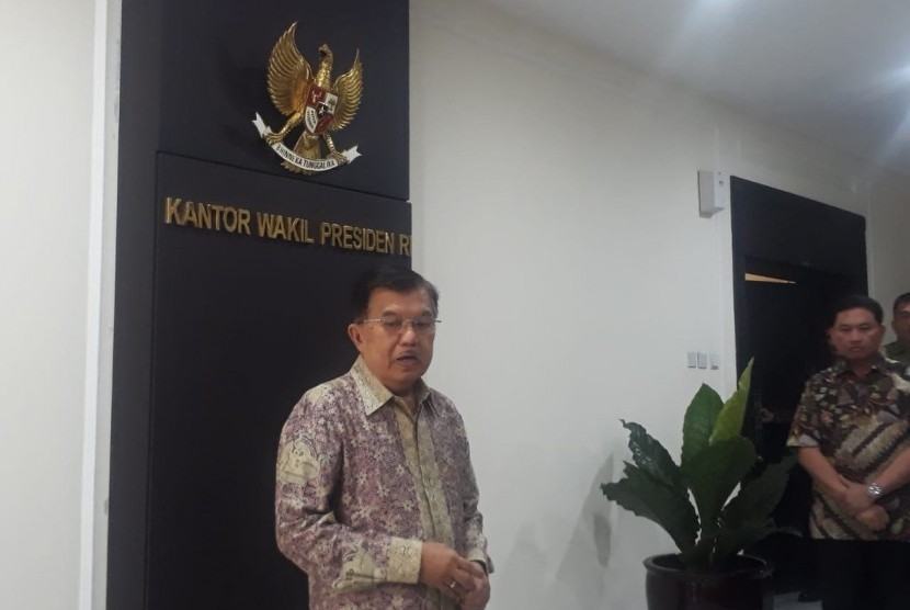 Wakil Presiden Jusuf Kalla saat diwawancarai wartawan di Kantor Wakil Presiden, Jakarta, Rabu (10/7).