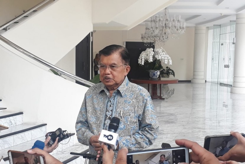 Wakil Presiden Jusuf Kalla saat diwawancarai wartawan di Kantor Wakil Presiden, Jakarta