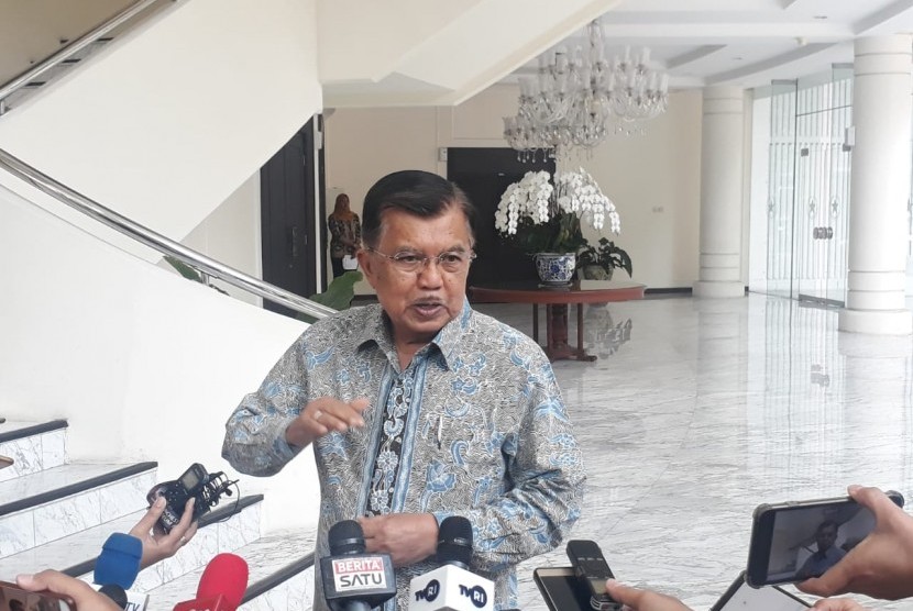 Wakil Presiden Jusuf Kalla saat diwawancarai wartawan di Kantor Wakil Presiden, Jakarta, Selasa (13/8).