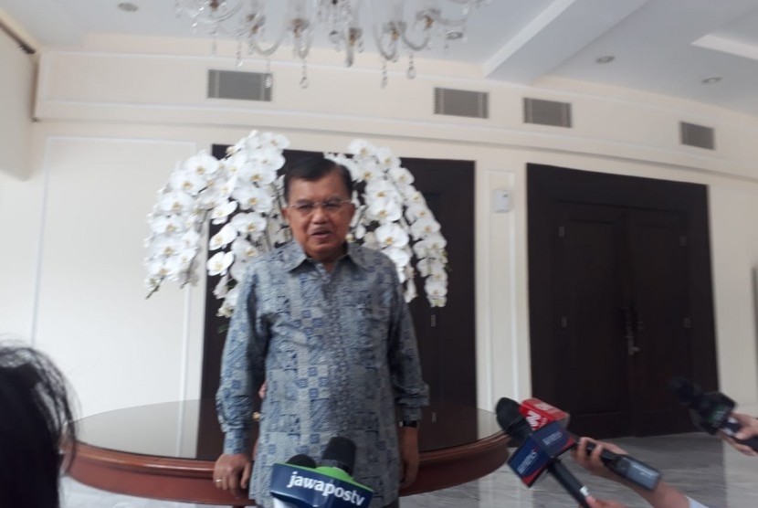 Wakil Presiden Jusuf Kalla saat diwawancarai wartawan di Kantor Wakil Presiden, Jakarta, Selasa (27/8).