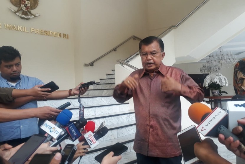 Wakil Presiden Jusuf Kalla saat diwawancarai wartawan di Kantor Wakil Presiden, Jakarta, Rabu (4/9).
