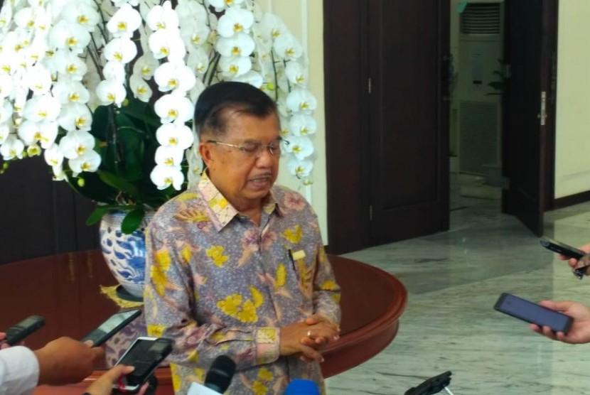 Wakil Presiden Jusuf Kalla saat diwawancarai wartawan di Kantor Wakil Presiden, Jakarta, Selasa (10/9).