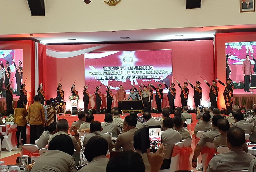 Wakil Presiden Jusuf Kalla saat hadir dalam tradisi mengantar purna tugas wakil presiden oleh Kepolisian RI di Gedung Auditorium PTIK, Kebayoran Baru, Jakarta, Jumat (18/10).