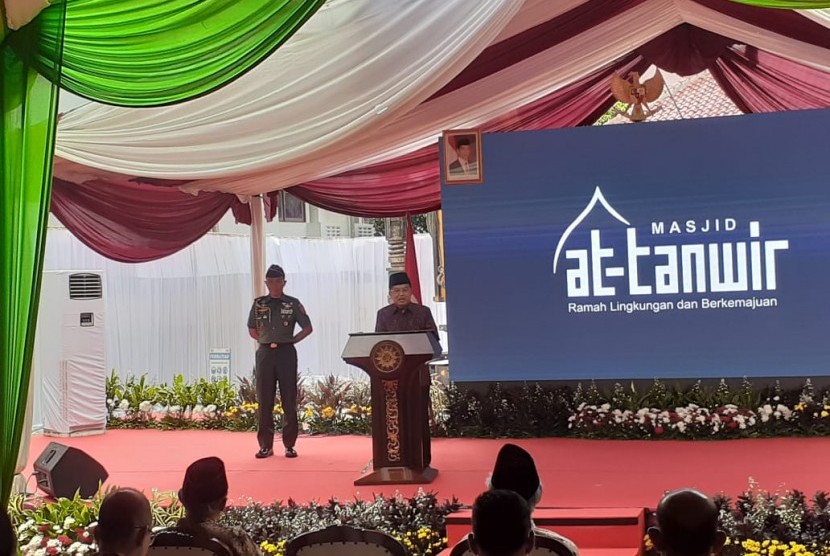 Wakil Presiden Jusuf Kalla saat  memberi sambutan dalam pelaksanaan Groundbreaking Masjid At-Tanwir PP Muhammadiyah, Jalan Menteng Raya 62, Jakarta, Kamis (17/10).