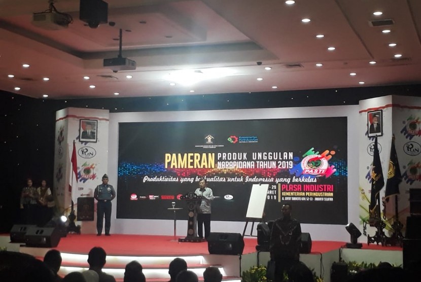 Wakil Presiden Jusuf Kalla saat membuka peresmian Pameran Produk Unggulan Narapidana tahun 2019 di Gedung Kementerian Perindustrian, Jakarta, Selasa (26/3).