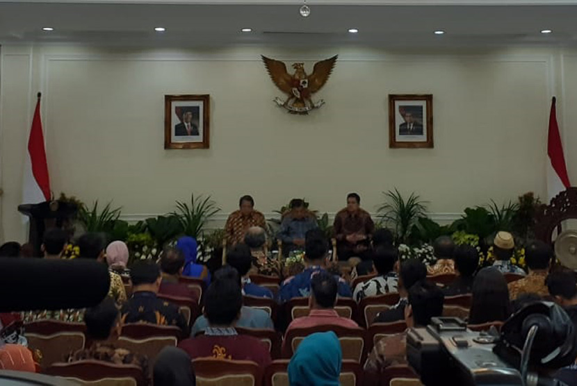 Wakil Presiden Jusuf Kalla saat membuka rapat pimpinan Komisi Penyiaran Indonesia (KPI) 2019 di Istana Wakil Presiden, Jakarta, Rabu (9/10).