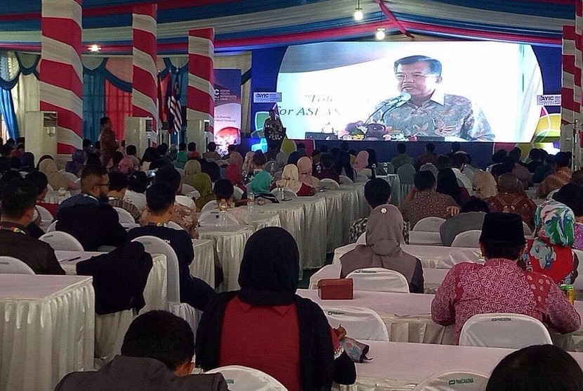 Wakil Presiden Jusuf Kalla saat membuka Seminar Nasional Majelis Daerah Kahmi di UNIPDU, Jombang, Jawa Timur, Ahad (29/10).