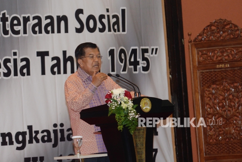 Wakil Presiden Jusuf Kalla saat membuka Simposium Nasional di Kompleks Parlemen, Senayan, Jakarta, Rabu (12/7). 