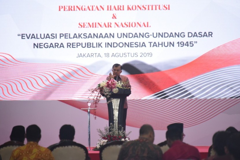 Wakil Presiden Jusuf Kalla saat menghadiri acara peringatan Hari Konstitusi di Gedung Nusantara IV, Komplek Parlemen, Senayan, Jakarta, Ahad (18/8).