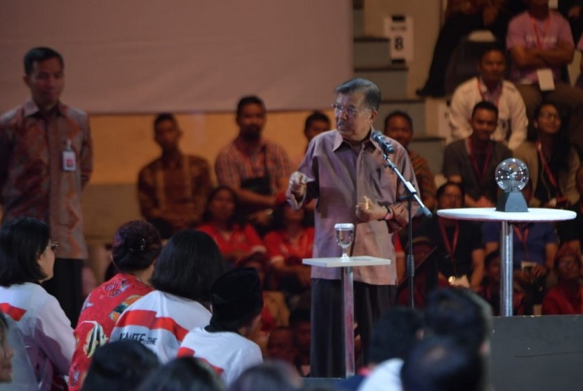 Wakil Presiden Jusuf Kalla saat menghadiri Ignite the Nation Gerakan 1000 Startup di Istora Senayan, Komplek Gelora Bung Karno, Ahad (18/8).