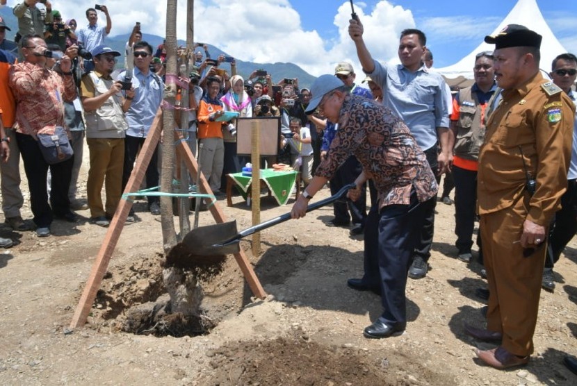 Wakil Presiden Jusuf Kalla saat meninjau proses rekonstruksi dan rehabilitasi pascagempa dan tsunami di Palu, Sulawesi Tengah, Senin (7/10).