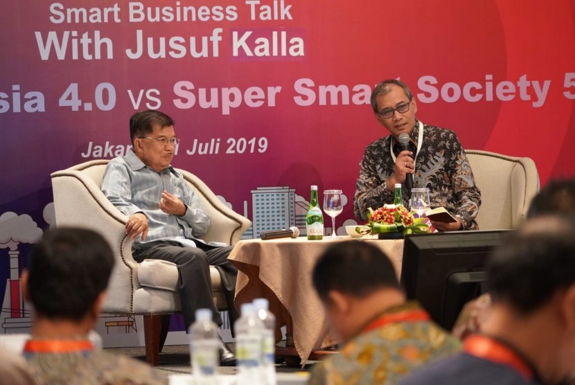 Wakil Presiden Jusuf Kalla saat menjadi Keynote Speech di Acara Smart Business Talk  Making Indonesia 4.0 vs Super Smart Society 5.0 di Hotel Aryaduta Jakarta, Kamis (11/07).