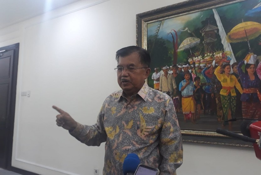 Wakil Presiden Jusuf Kalla saat menjawab pertanyaan wartawan di Kantor Wakil Presiden, Jalan Medan Merdeka Utara, Jakarta, Rabu (6/2).