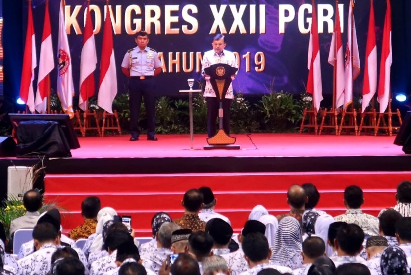 Wakil Presiden Jusuf Kalla saat  menyampaikan Pidato Kunci di Kongres PGRI ke XXII di BRITAMA Arena Kelapa Gading, Jakarta, Jumat (5/7).