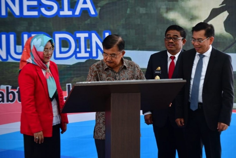 Wakil Presiden Jusuf Kalla saat meresmikan Gedung Center of Microfinance Universitas Hasanuddin, di Kampus Unhas Tamalanrea, Makassar, Sabtu (23/6).