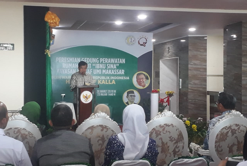 Wakil Presiden Jusuf Kalla saat meresmikan Gedung Perawatan RS Ibnu Sina di Makassar, Sabtu (30/3).  