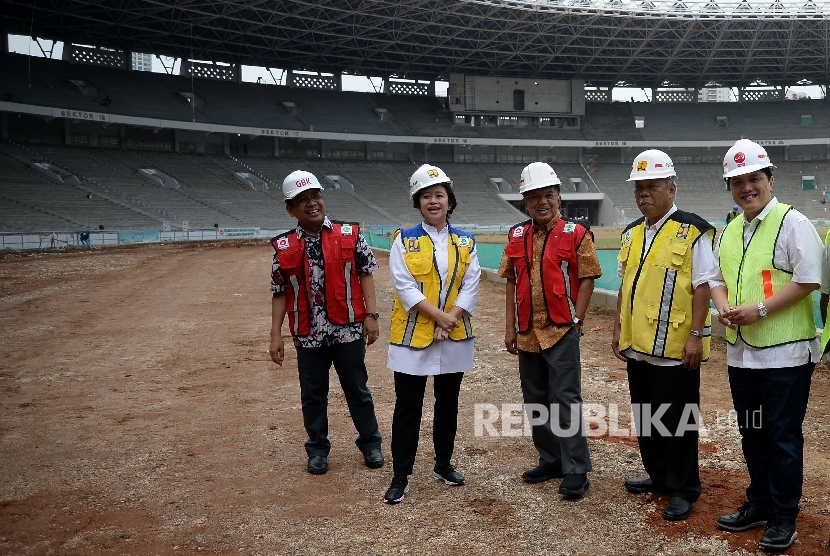 Wakil Presiden Jusuf Kalla (tangah) didampingi Mensesneg Pratikno (kiri), Menko PMK Puan Maharani (2kiri), Ketua Ketua Komite Penyelenggara Asian Games Indonesia (INASGOC) Erick Thohir (Kanan), Menteri PUPR Basuki Hadimuljono (2kanan) meninjau proses renov