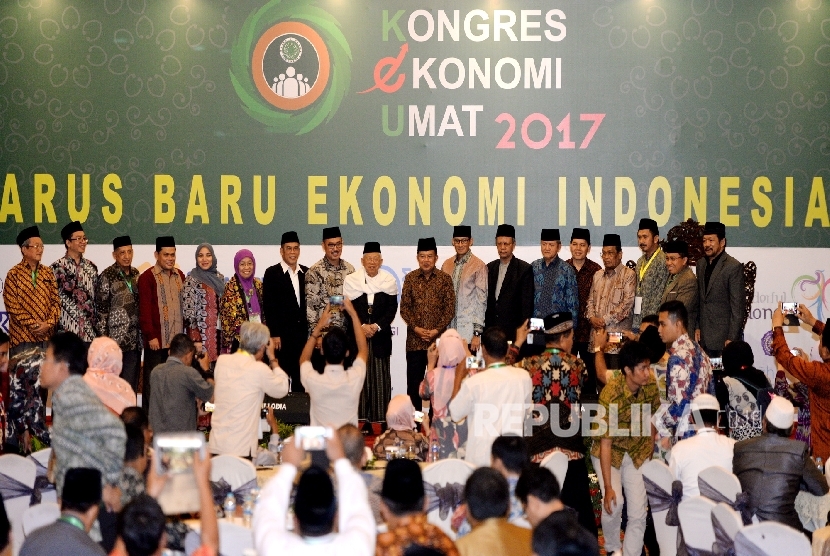  Wakil Presiden Jusuf Kalla (tegah) didampingi Ketua Umum MUI Maruf Amin dan jajaran pengurus MUI berfoto bersama saat penutupan Kongres Ekonomi Umat 2017 di Jakarta, Senin (24/4). 