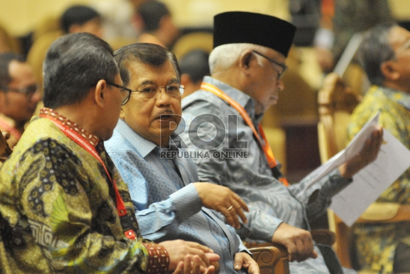   Wapres Jusuf Kalla (tengah) berbincang bersama Ketua MPR Zulkifli Hasan jelang membuka Konferensi Nasional Pemberantasan Korupsi (KNPK) di Gedung Nusntara V Kompleks Parlemen, Jakarta, Kamis (3/12).  (Republika/Rakhmawaty La'lang)